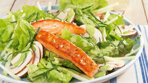 Bio-Salat mit Lachs und Champignons