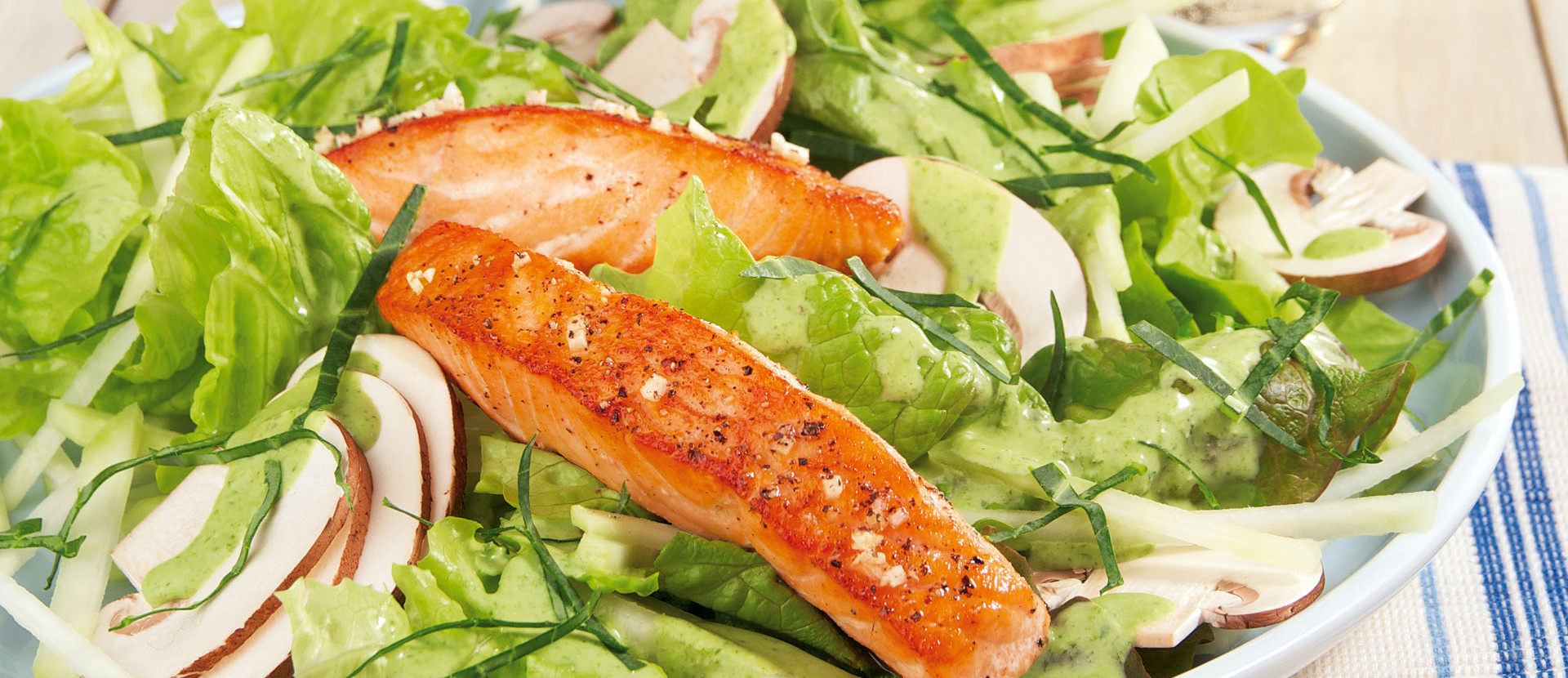 Bio-Salat mit Lachs und Champignons