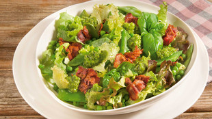 Bio Salat mit Knusperschinken und Mandelpesto