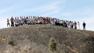 Gruppenfoto, das große Team ist auf einem Felsen versammelt
