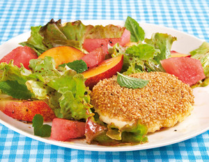 Nektarinen-Salat mit Sesam-Mozzarella