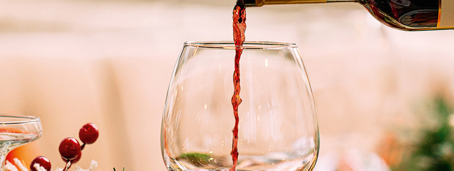Wein wird aus einer Flasche in ein Glas gegossen