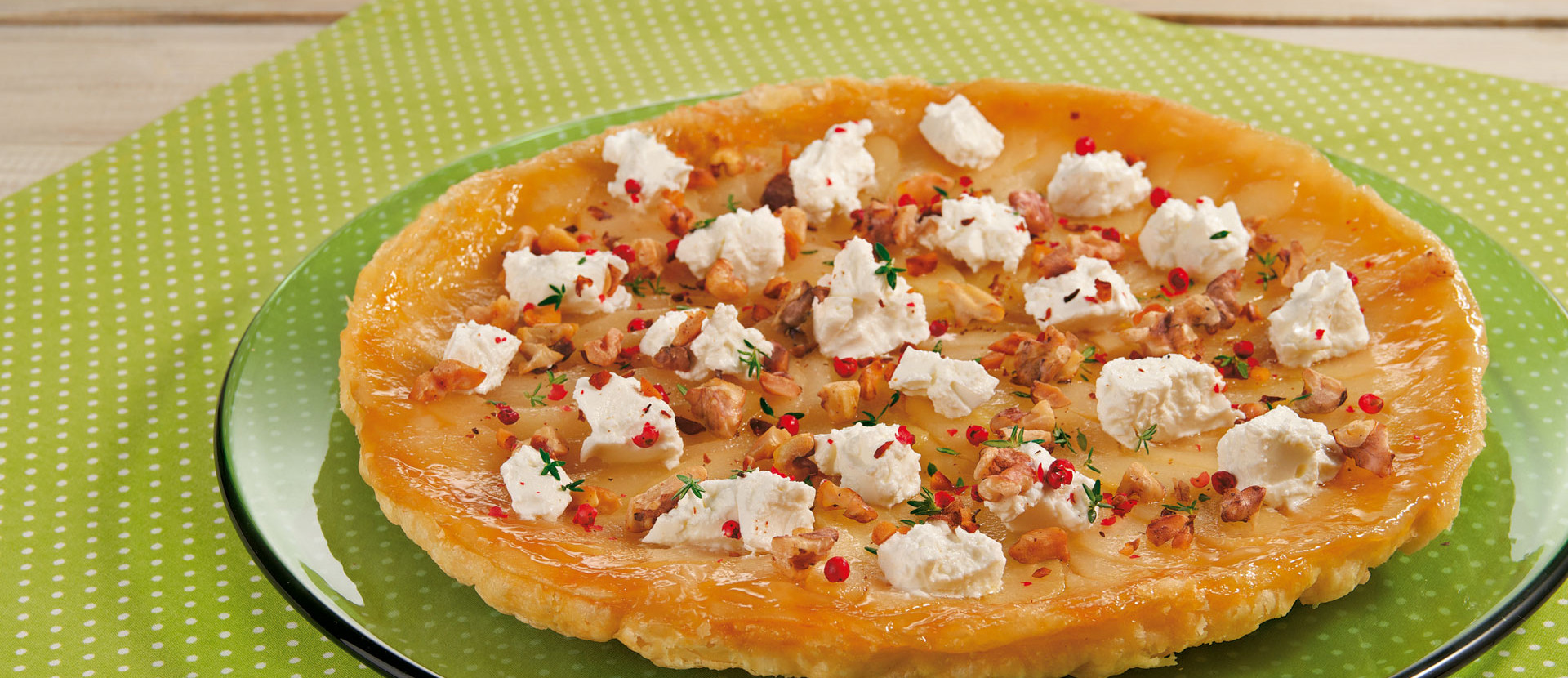Birnentarte Tatin mit Ziegenkaese und Walnusskernen