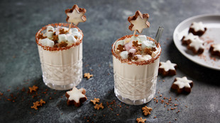 Wintershake in Gläsern serviert und dekoriert mit Streuseln