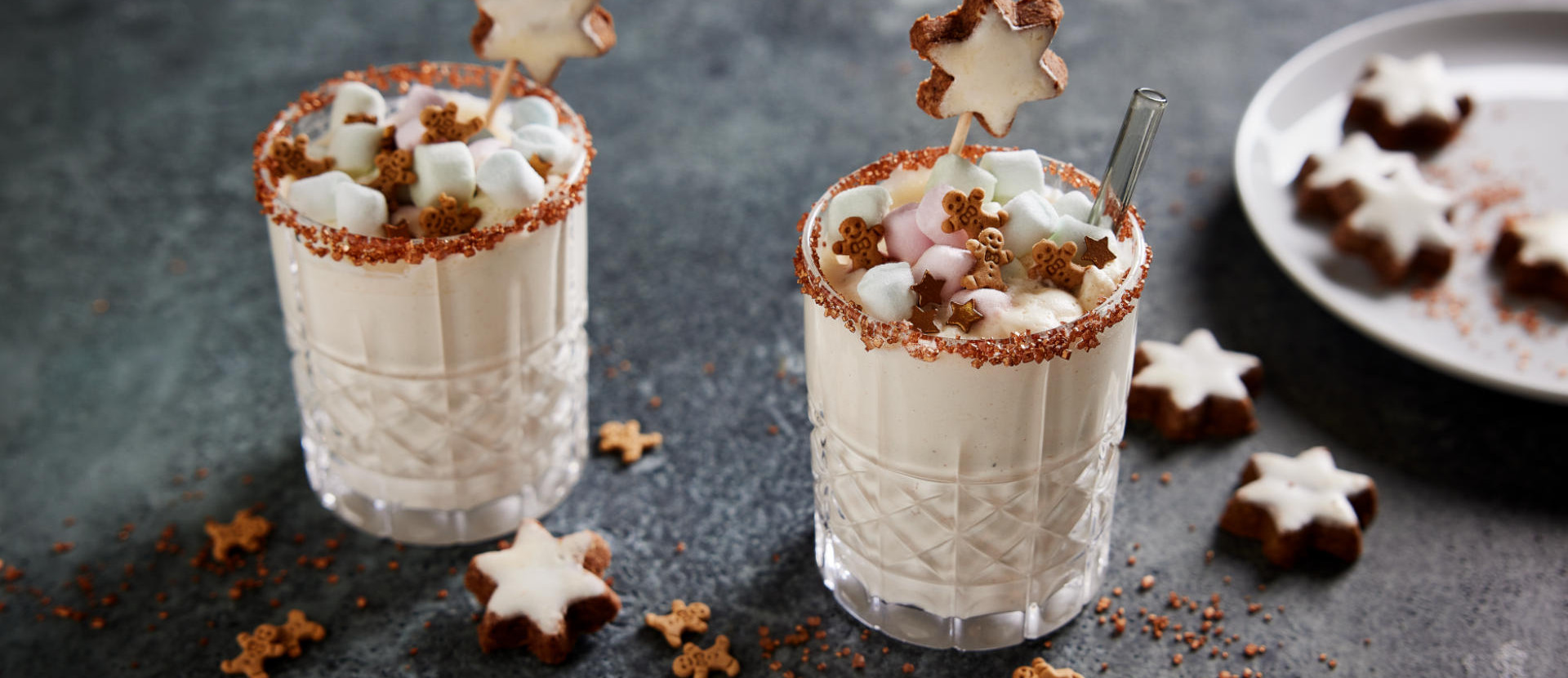 Wintershake in Gläsern serviert und dekoriert mit Streuseln