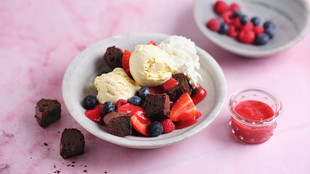 Brownie Bowl mit Sommerbeeren und Vanille Eis