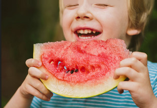 Kind mit Wassermelone