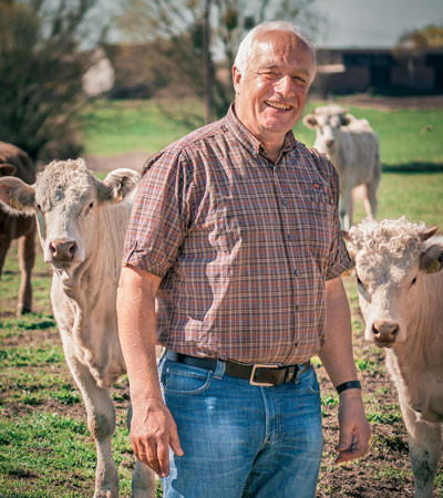 LandPrimus Rinderbauer auf Weide mit Rinder