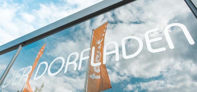 "Der Dorfladen" Schriftzug an Eingangsscheibe
