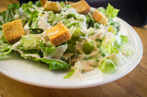 Teller mit Salat und Caesar Dressing