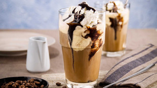 Eiskaffee mit Vanilleeis, Schlagsahne und Schokosauce