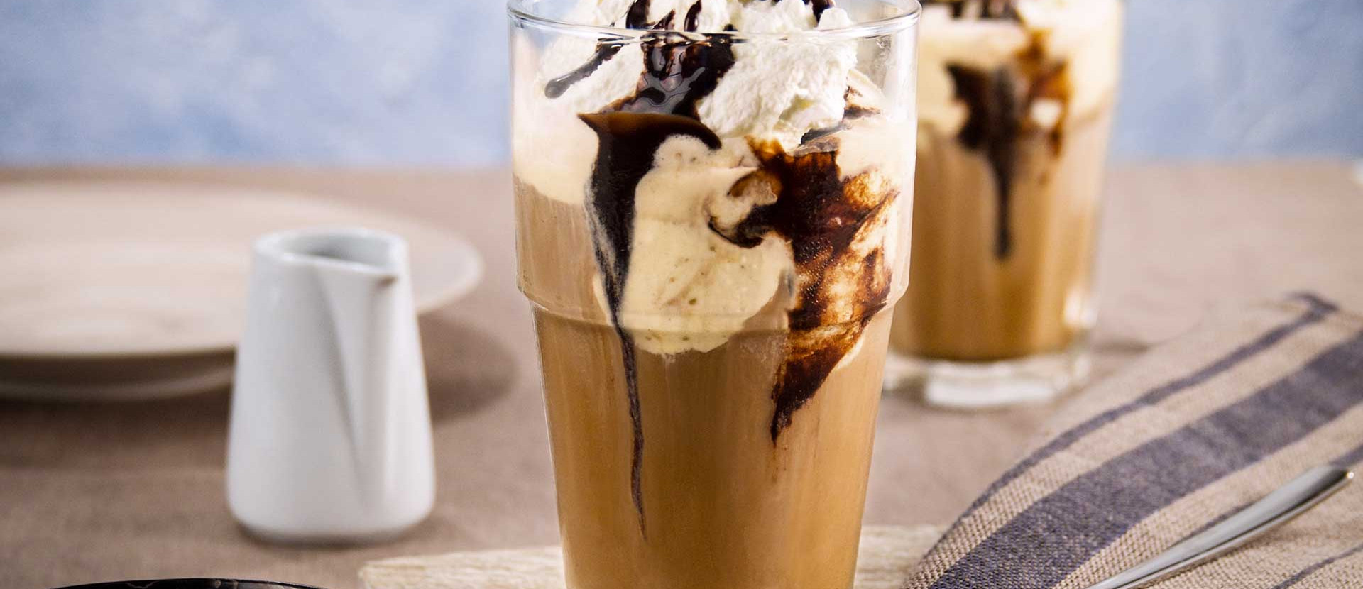 Eiskaffee mit Vanilleeis, Schlagsahne und Schokosauce