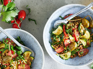 Griechischer Gemüse Linsensalat mit Kapernäpfeln