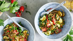 Griechischer Gemüse Linsensalat mit Kapernäpfeln