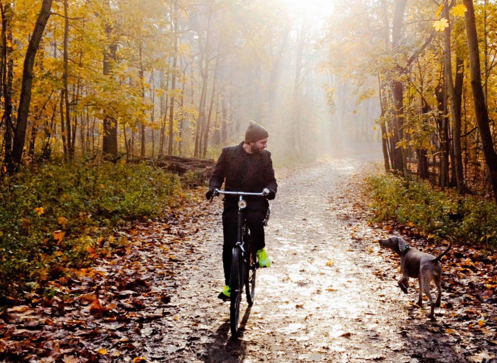 Mann auf Fahrrad im Wald