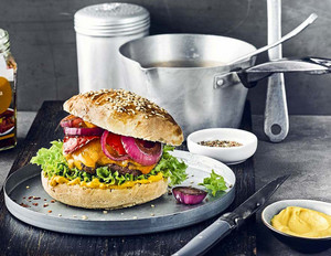 Cheeseburger mit homemade Burger-Buns und Balsamico-Zwiebeln