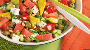 Melonensalat mit Gurke, Feta und Minze