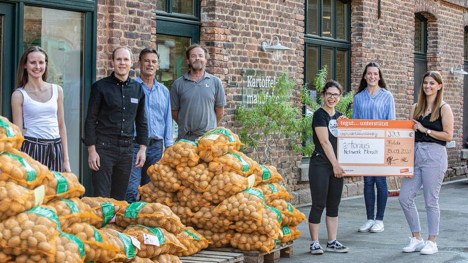 Spendenübergabe an den antonius Hof vor der Kartoffelmanufaktur