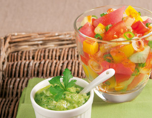 Sommersalat mit Wassermelone und Pesto
