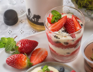 Cookies and Cream-Schicht-Dessert mit Erdbeeren