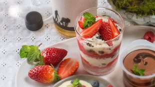 Cookies Cream Schichtdessert mit Erdbeeren