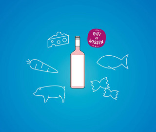 Illustrierte Weinflasche mit Lebensmitteln auf blauem Hintergrund