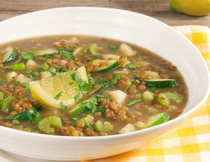Linsen-Zucchini-Suppe mit Bio-Zitrone
