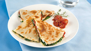 Spinat Quesadilla mit pikanter Tomatenkonfituere