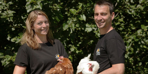 Die Betriebsleiterfamilie mit Hühnern