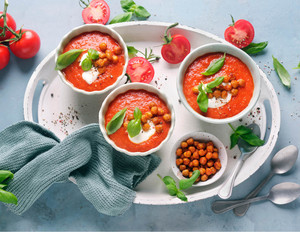 Tomaten-Paprika-Suppe mit gerösteten Kichererbsen 