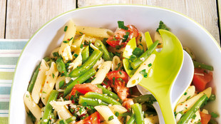 Penne Bohnensalat mit Parmesan und Kräuter