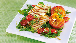 Grillkäse mit Curry- Pfirsichen