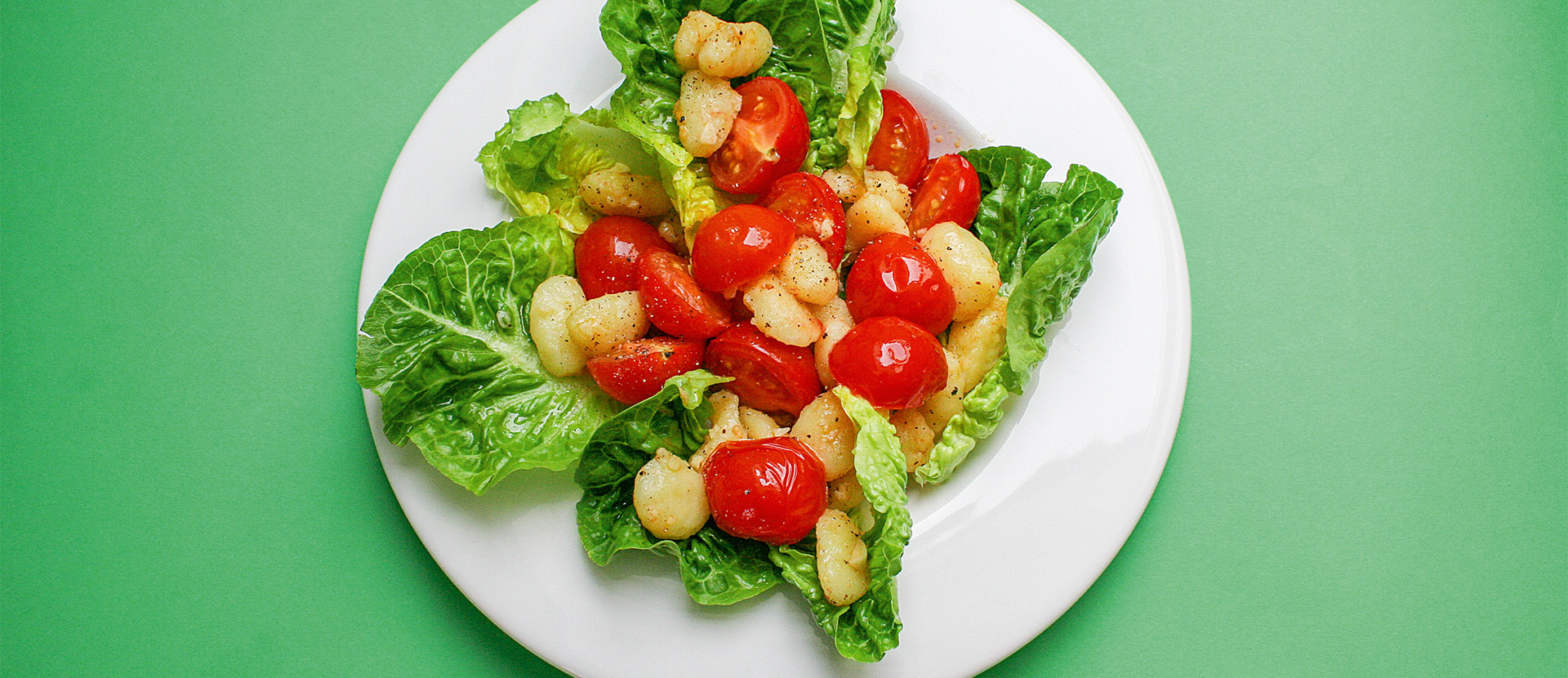 Lauwarmer Gnocchi Salat mit Tomaten