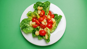 Lauwarmer Gnocchi Salat mit Tomaten