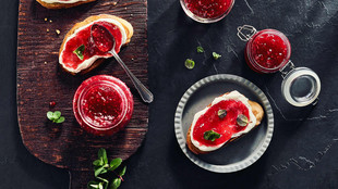 Wassermelonen-Himbeer Marmelade auf einem Brot