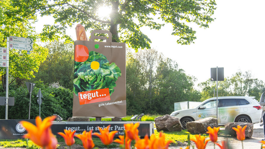 Statue einer tegut... Tüte vor der Landesgartenschau in Fulda.