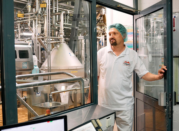 Ein Blick in die Produktionshalle der Firma Milchwerke Oberfranken.