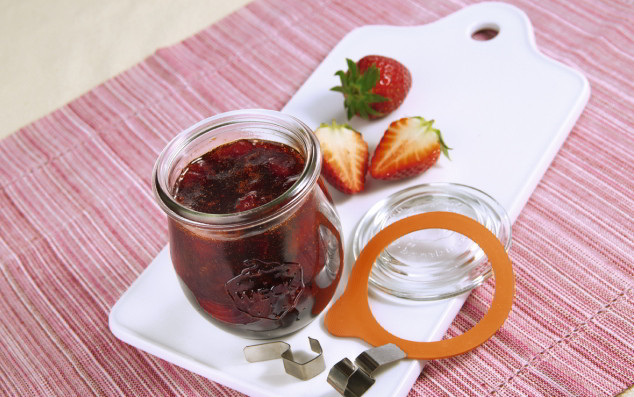 Das Bild zeigt ein Glas selbst gemachte leckere Erdbeermarmelade