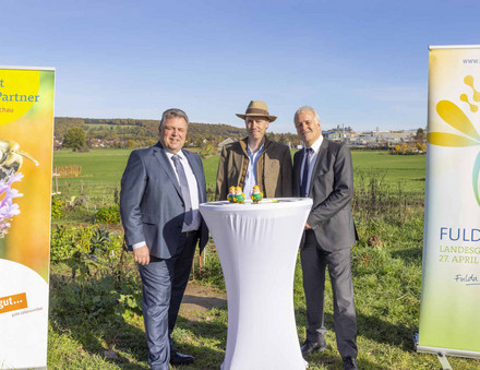 Geschäftsführer Thomas Gutberlet (Mitte) und die Geschäftsführer der Landesgartenschau Marcus Schlag (rechts) und Ulrich Schmitt (links) unterschrieben gemeinsam den Sponsorenvertrag für die Landesgartenschau 2023 in Fulda