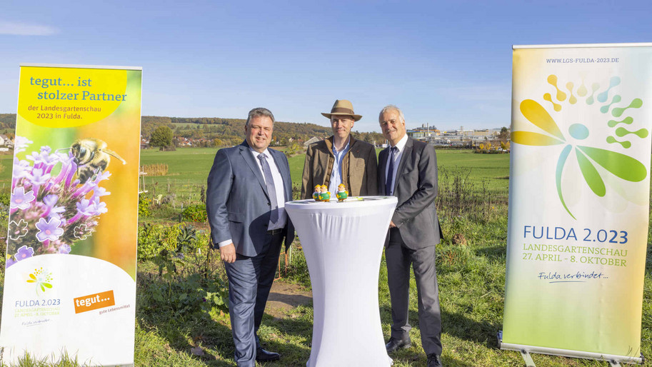Geschäftsführer Thomas Gutberlet (Mitte) und die Geschäftsführer der Landesgartenschau Marcus Schlag (rechts) und Ulrich Schmitt (links) unterschrieben gemeinsam den Sponsorenvertrag für die Landesgartenschau 2023 in Fulda