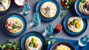 Pfannkuchen mit Pastramis, Forelle und Falafel