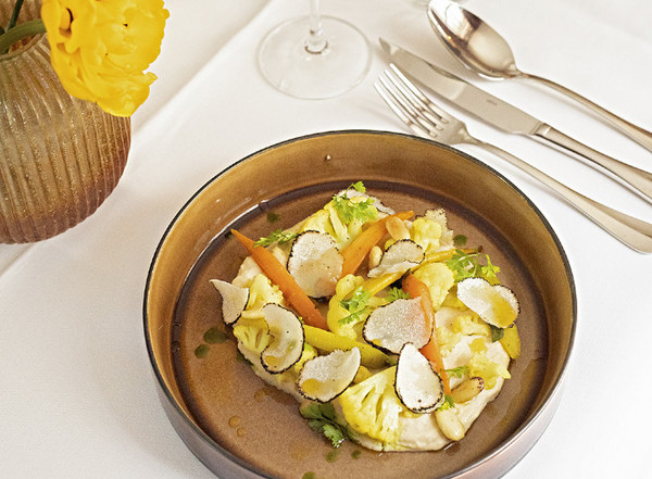 Ein Gemüse Gericht serviert auf einem bräunlichen Teller