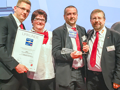 Thomas Fritzsche nimmt die Auszeichnung „Supermarkt des Jahres 2016“ Kategorie Zukunftsmarkt entgegen