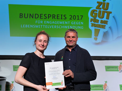 Stella Kircher und Thomas Schwab nehmen Bundespreis gegen Lebensmittelverschwendung entgegen
