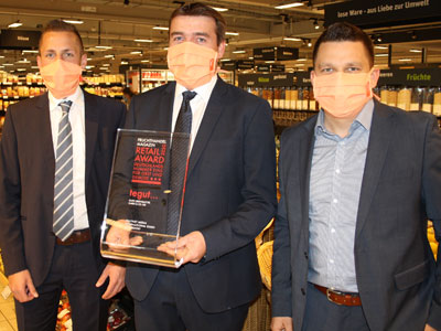 Retail Award Auszeichnung 2020 Thorsten Heil, Alexander Auth und Andre Wagner halten Preis in den Händen