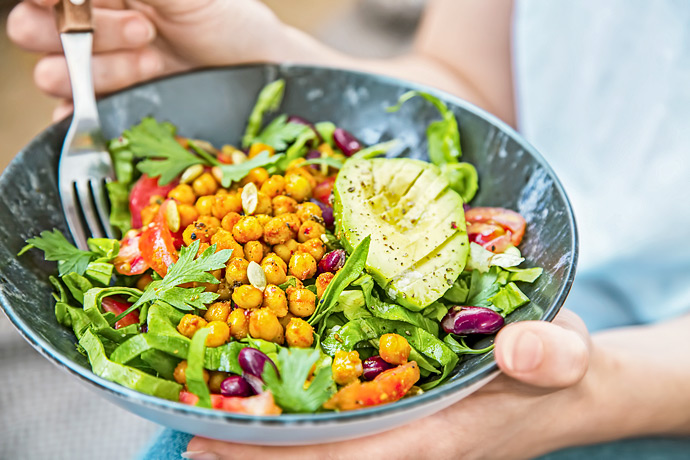 Bewusste Ernaehrung SaladBowl in Händen