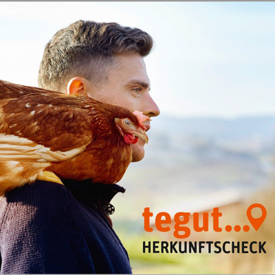 Bauer Fabian Häde mit Huhn auf der Schulter