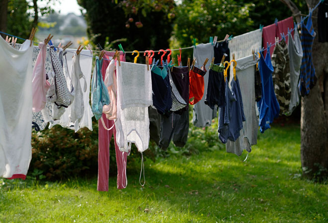 Wäsche hängt an Leine im Garten