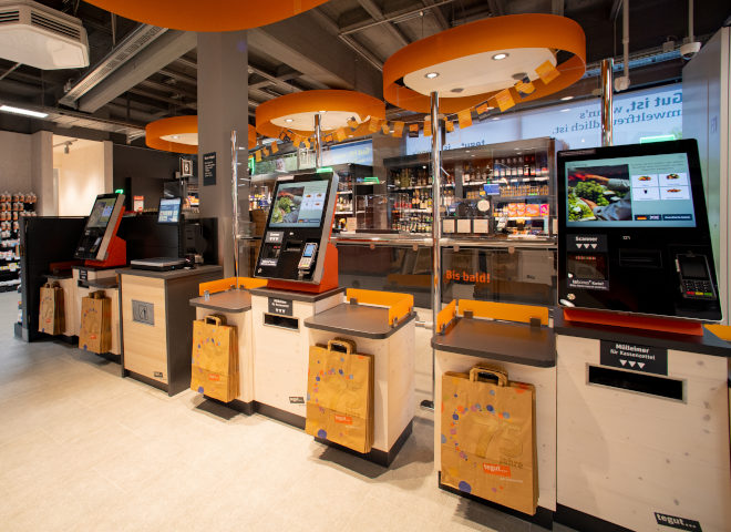 Selbstbedienungskassen in einem tegut... Supermarkt zum selbst scannen und bezahlen