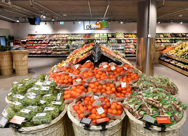 Obstabteilung in einem tegut... Supermarkt mit Weintrauben und Orangen im Vordergrund